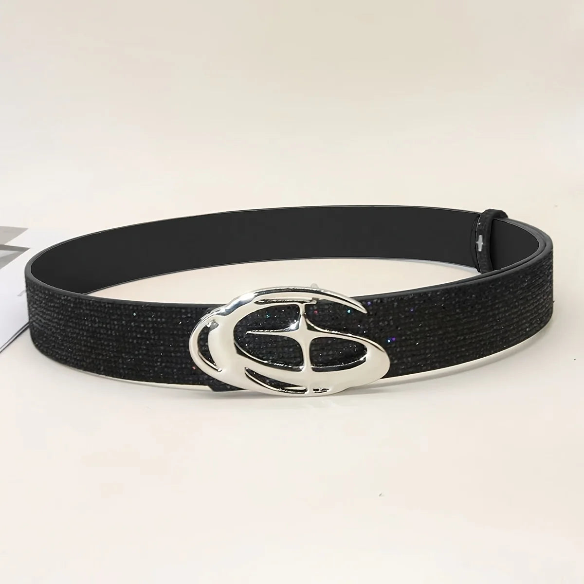 La ceinture à paillettes pour femme présente un design en verre fluide scintillant en forme de losange, ce qui la rend une pièce un véritable accessoire d'élégance.