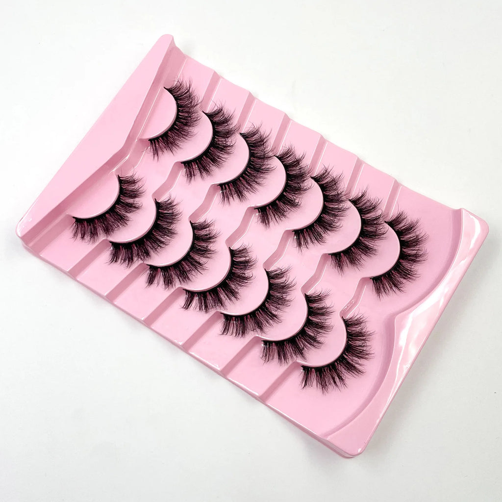 Nouveau lot de 7 paires de faux cils épais effet vison 3D.
Faux cils courts et spectaculaires au rendu réaliste, parfaits pour un regard intense et glamour.