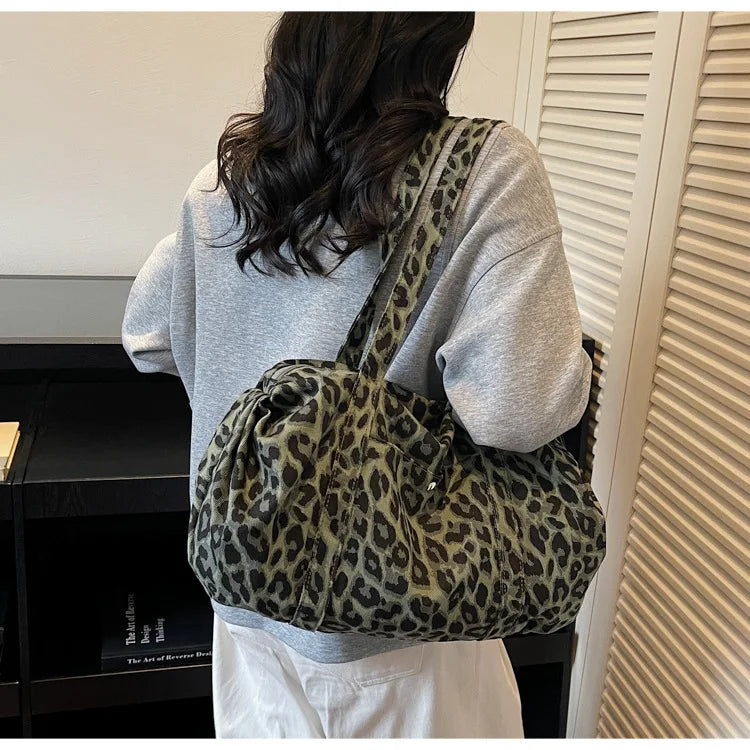 Sac cabas en toile à motif léopard tendance, grande capacité, sac à bandoulière mode avec poignées, idéal pour les trajets quotidiens, sac polyvalent avec texture et rangement.