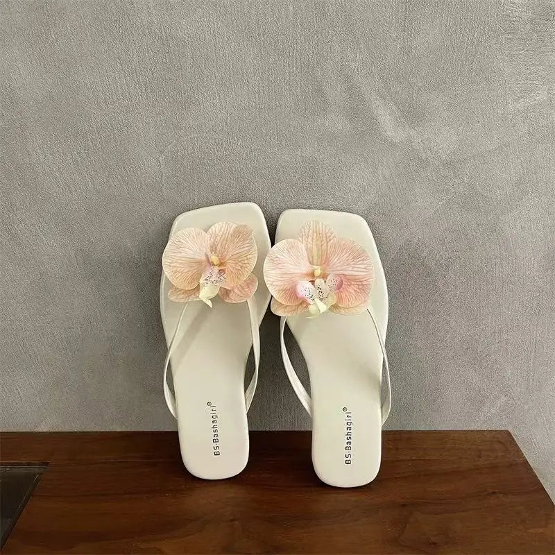 Chaussures plates pour femmes avec fleurs, sandales confortables et stylées à enfiler entre les orteils, sandales d’été 2026 pour la plage, chaussons d’extérieur pour la marche.