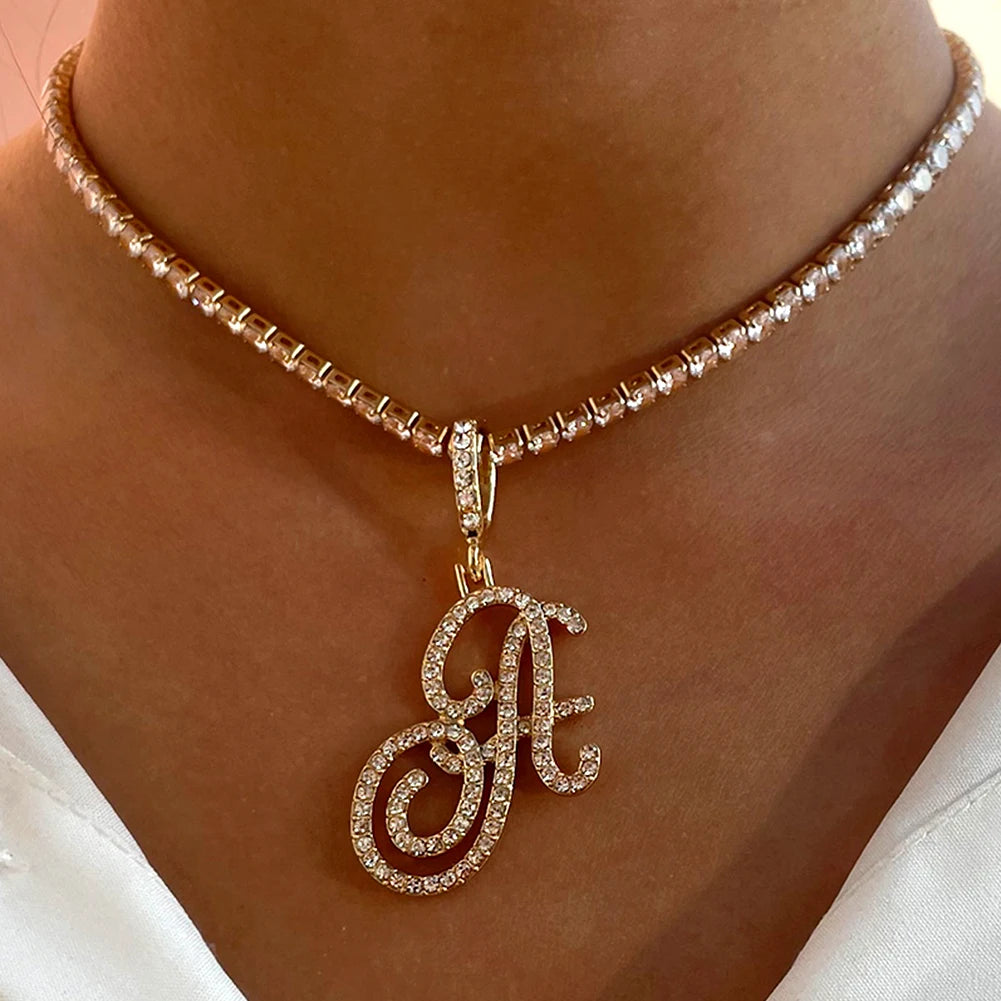 Collier avec lettre initiale en écriture cursive sertie de zircones cubiques (CZ) – Bijou style Hip-Hop couleur or ou argent, pendentif alphabet de A à Z, collier tendance et élégant.