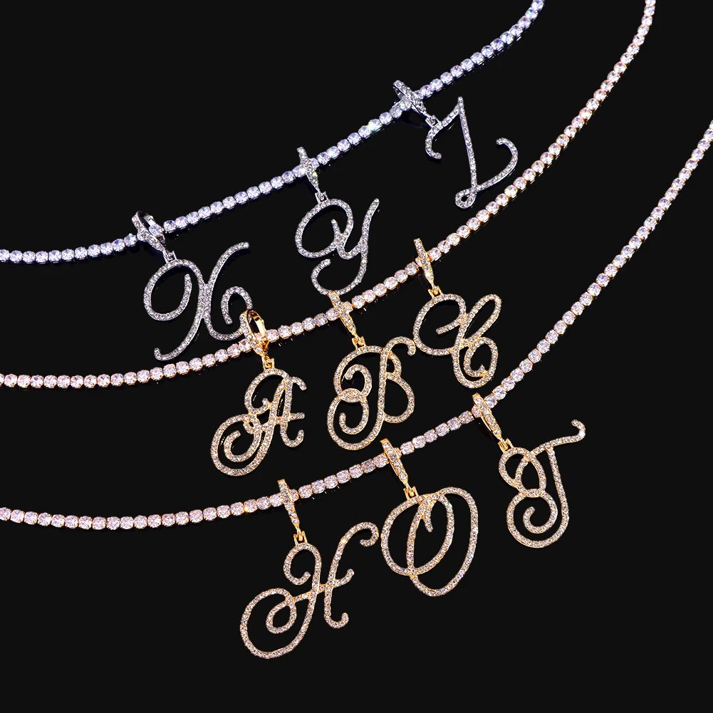 Collier avec lettre initiale en écriture cursive sertie de zircones cubiques (CZ) – Bijou style Hip-Hop couleur or ou argent, pendentif alphabet de A à Z, collier tendance et élégant.