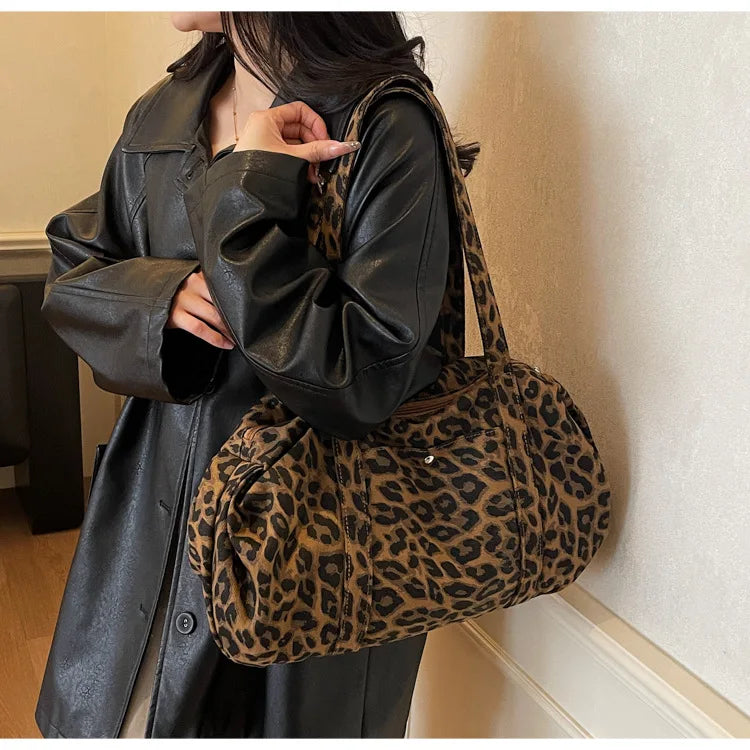 Sac cabas en toile à motif léopard tendance, grande capacité, sac à bandoulière mode avec poignées, idéal pour les trajets quotidiens, sac polyvalent avec texture et rangement.