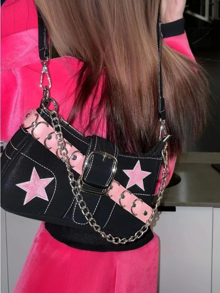 Sac à main femme tendance, en denim avec motif étoiles, style Y2K pour filles branchées. Petit sac porté épaule ou sous le bras en toile (canvas), doté d’une chaîne décorative, idéal comme sac fourre-tout (tote bag) pour un look mode inspiré