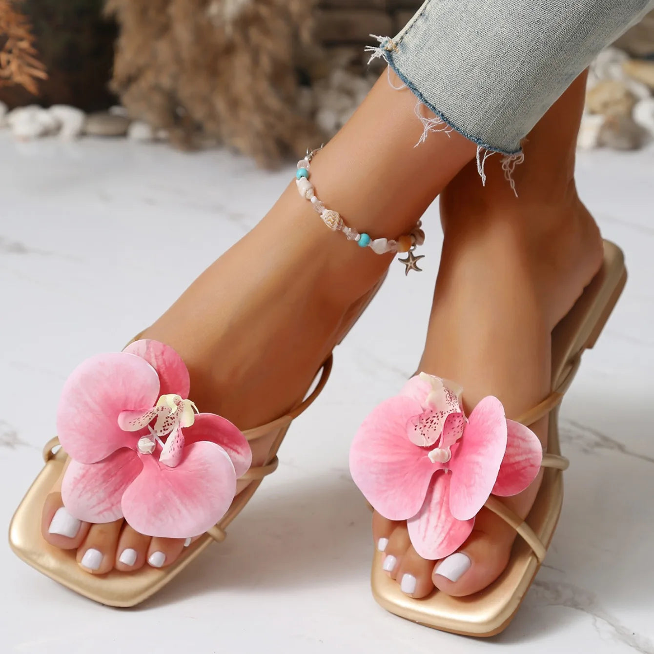 Nouvelles claquettes pour femmes été 2026, style tendance avec décoration fleurie, bout carré, chaussures féminines décontractées, sandales plates confortables.