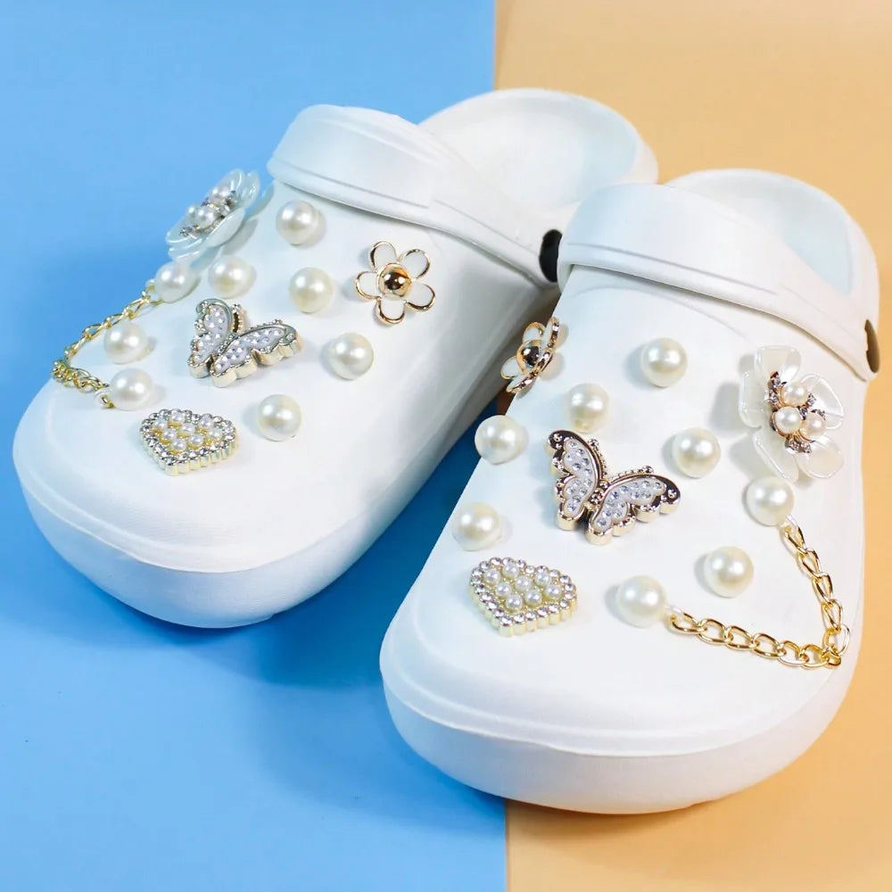Sabots d’été pour femme, style DIY avec décoration ours et perles. Mules de plage tendance à trous (cave shoes), chaussures plates décontractées pour jardin et usage quotidien, vendues avec emballage individuel.