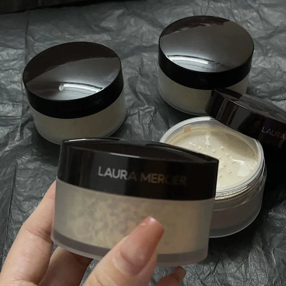 Poudre libre Soft Light de Laura Mercier atténue les ridules, dissimule les imperfections, lisse la peau et crée un fini naturel soyeux et transparent.