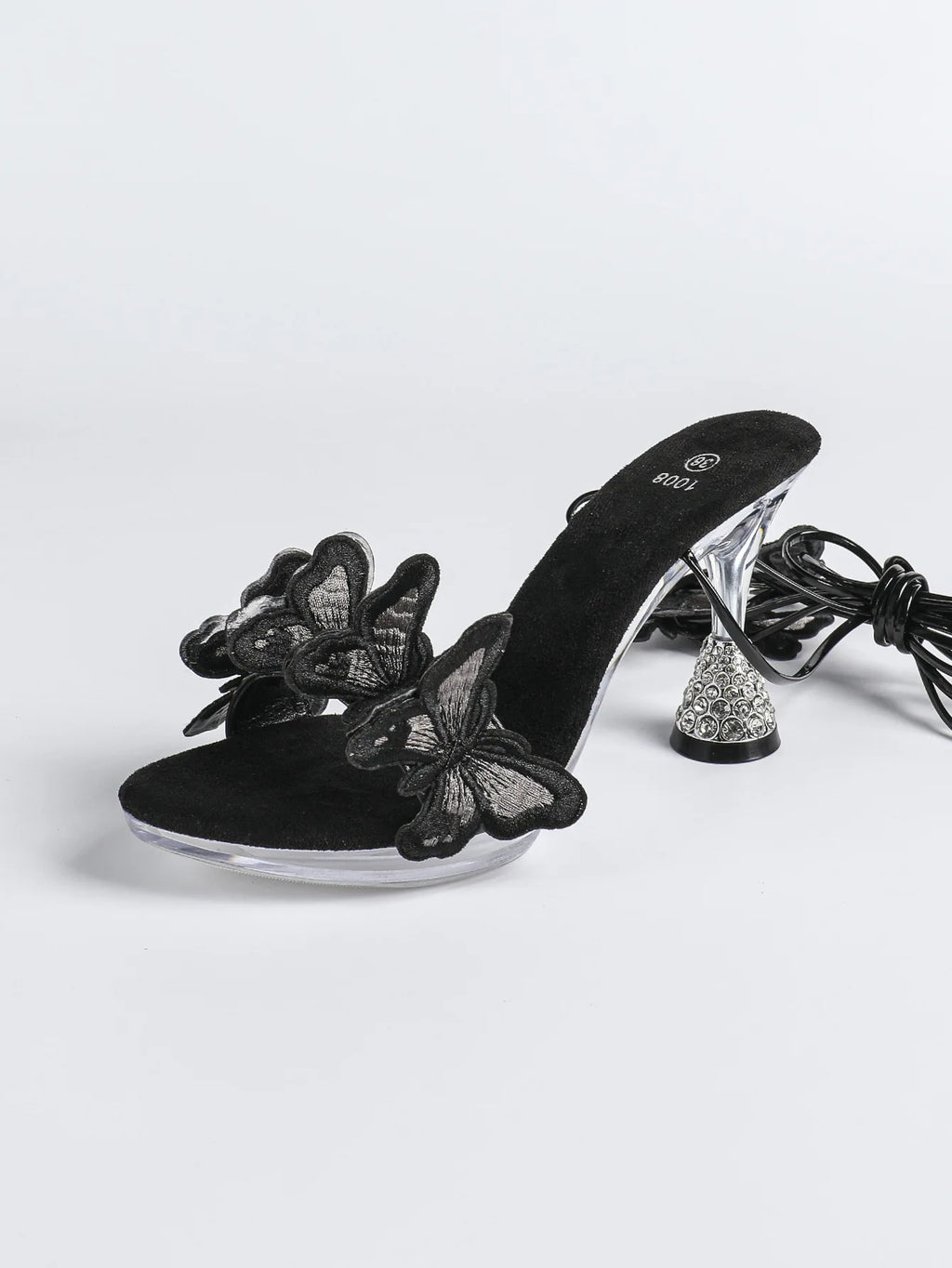Sandales rouges tendance pour femme été 2026, fabriquées à la main avec broderie papillon. Modèle à brides croisées, bout rond et talons hauts fins de 8 cm. Des chaussures sexy et élégantes, idéales pour la danse, les soirées et les occasions spéciales.