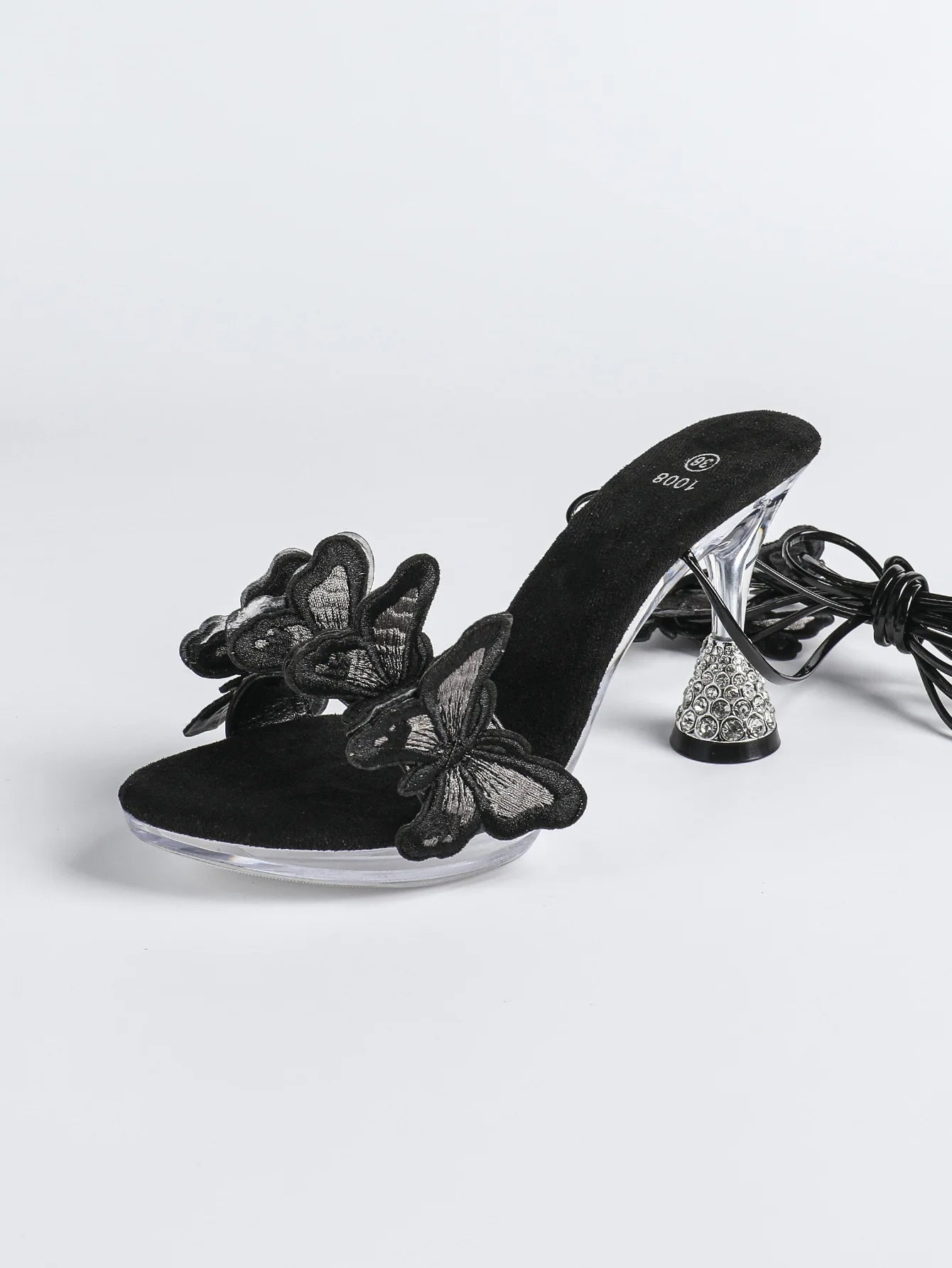 Sandales rouges tendance pour femme été 2026, fabriquées à la main avec broderie papillon. Modèle à brides croisées, bout rond et talons hauts fins de 8 cm. Des chaussures sexy et élégantes, idéales pour la danse, les soirées et les occasions spéciales.