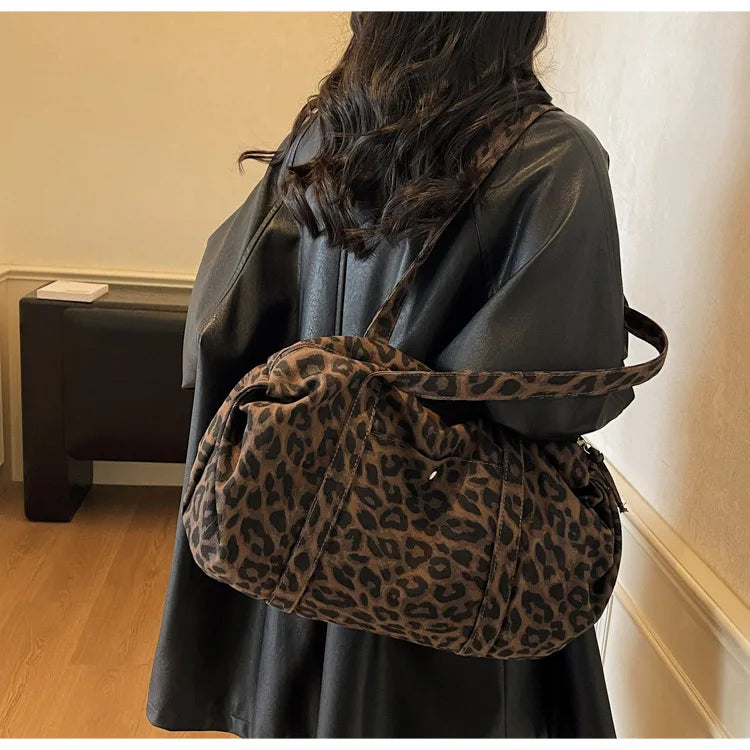 Sac cabas en toile à motif léopard tendance, grande capacité, sac à bandoulière mode avec poignées, idéal pour les trajets quotidiens, sac polyvalent avec texture et rangement.