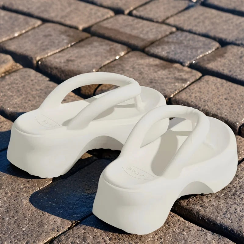 Tongs à semelle épaisse pour femmes, sandales compensées en EVA, chaussons d’été pour extérieur, antidérapantes, sandales rehaussantes pour l’été.
