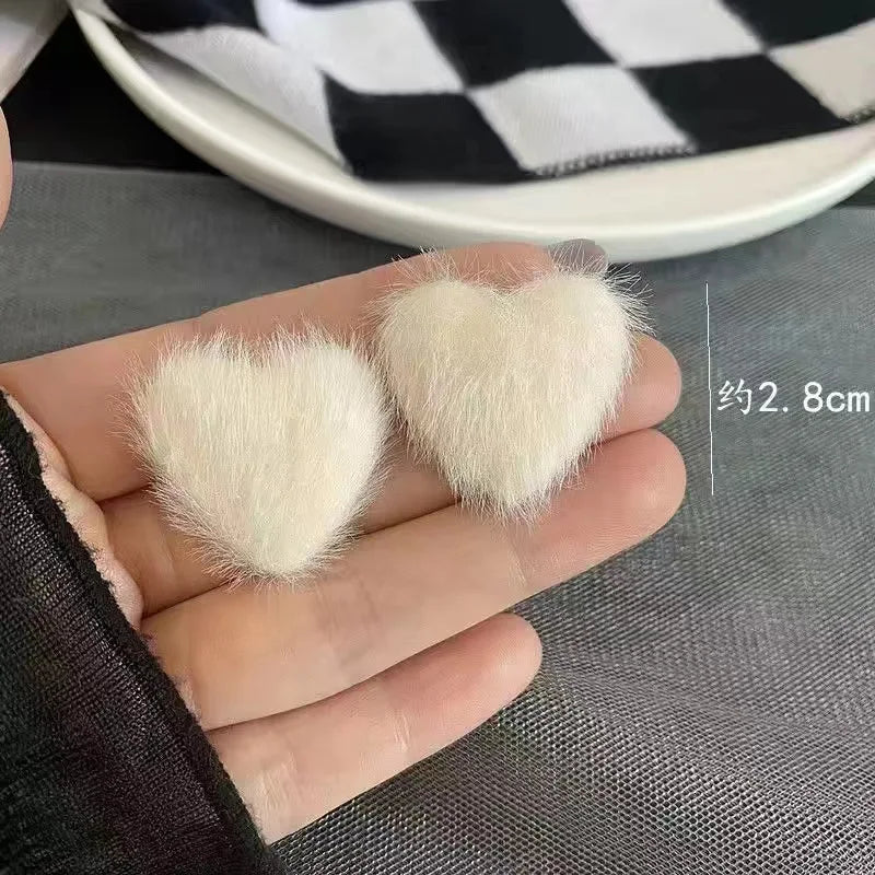 Boucles d’oreilles créoles en forme de cœur, blanches, style coréen doux, en peluche (flockées), pour femmes, boucles d’oreilles en forme de C au style exagéré, bijoux pour mariage et soirée, cadeau.