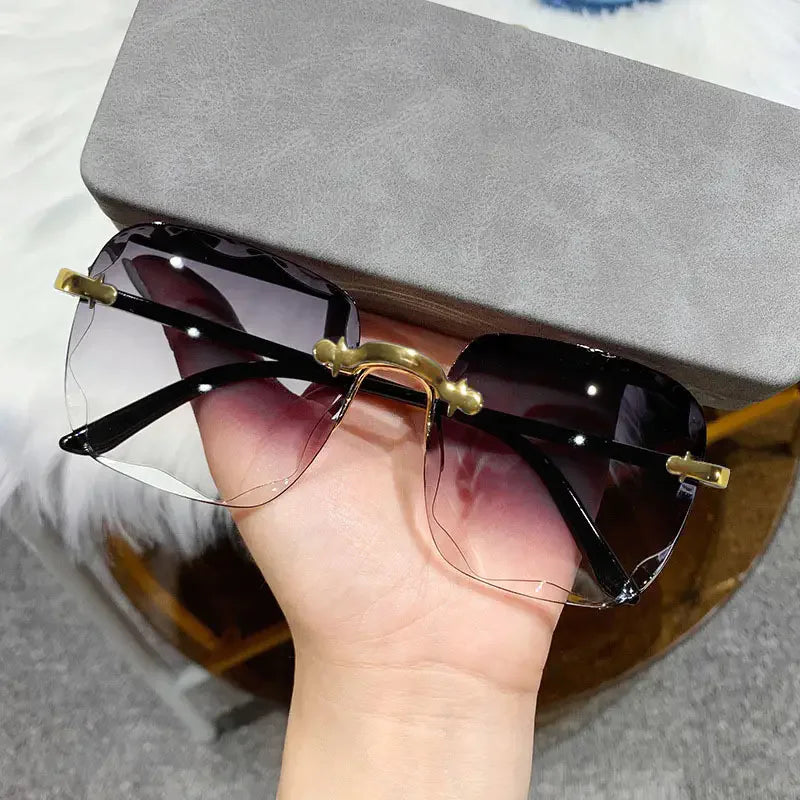 Lunettes de soleil carrées sans monture pour femmes, au style luxueux et tendance. Modèle de créateur avec verres rouges, adapté également aux hommes. Protection UV400 contre les rayons ultraviolets, idéale pour l’été et les activités en extérieur.