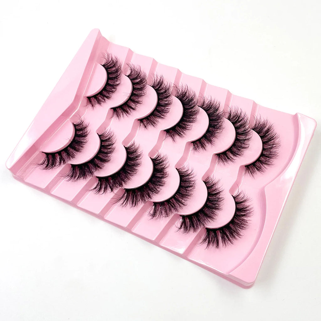 Nouveau lot de 7 paires de faux cils épais effet vison 3D.
Faux cils courts et spectaculaires au rendu réaliste, parfaits pour un regard intense et glamour.