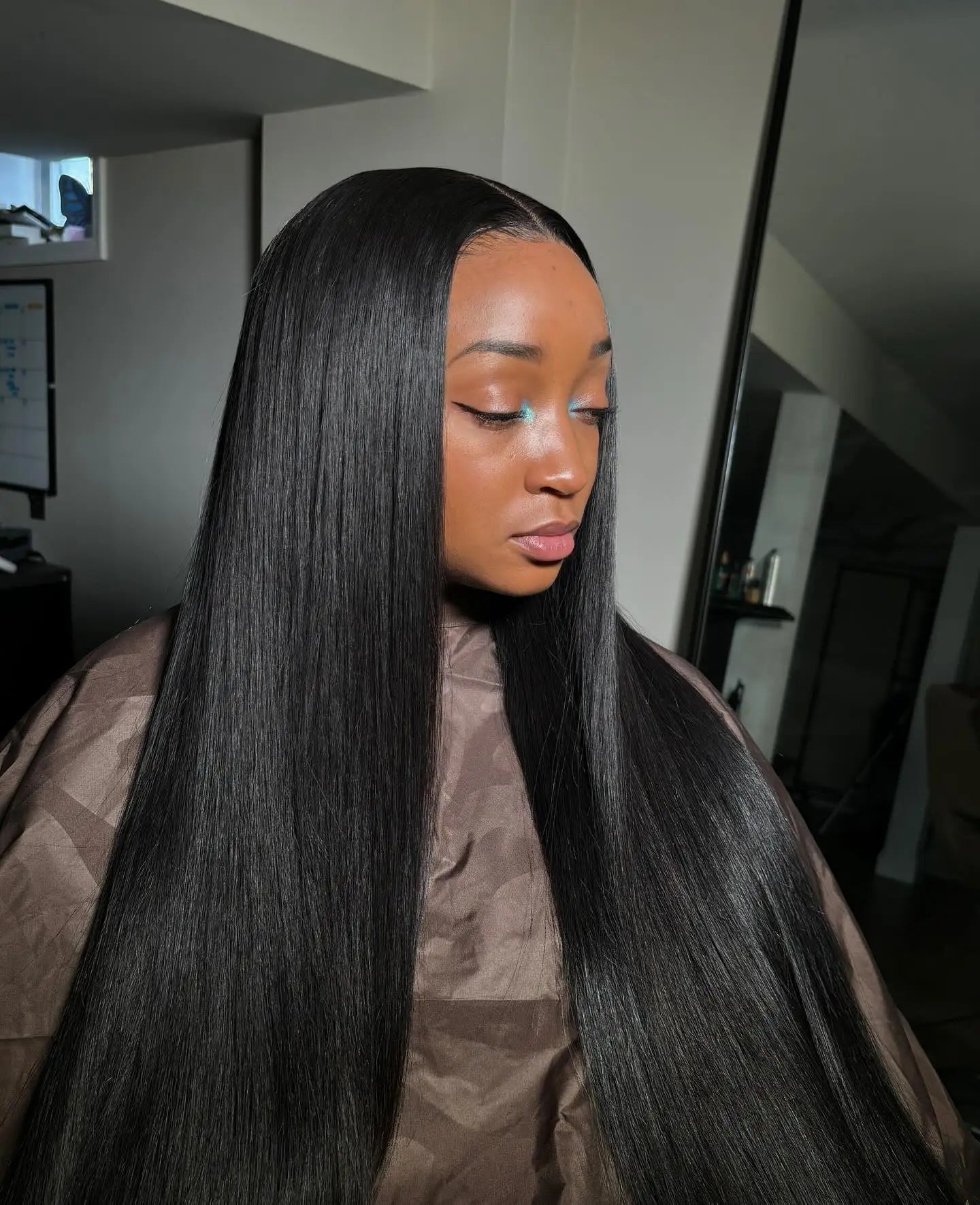 Perruque lisse en cheveux humains 13x4, 13x6, 360 Lace, 4x4 ou 5x5 Closure, pré-épilée avec une densité de 250 %. Disponible de 30 à 40 pouces pour un look ultra-long, volumineux et naturel.