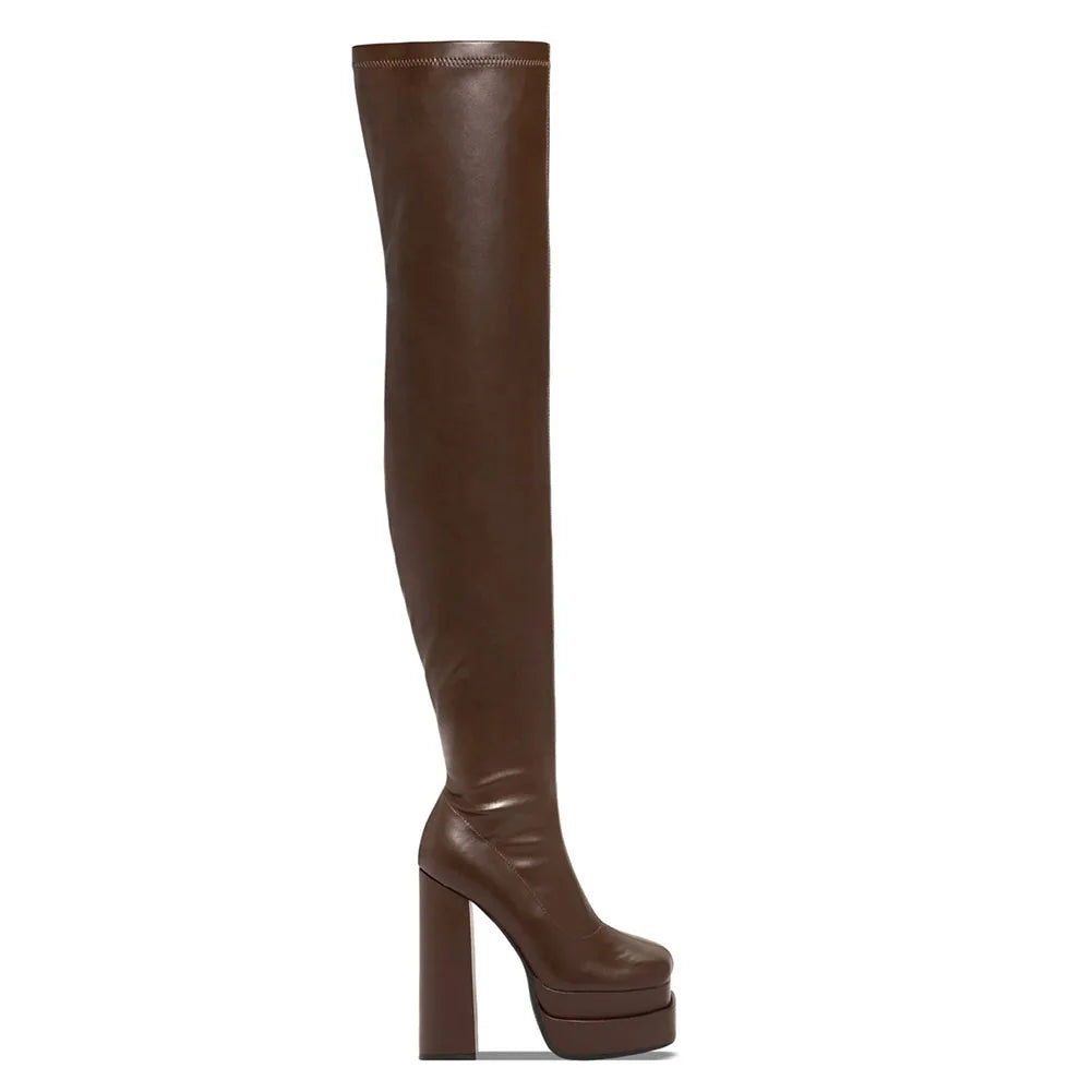 Bottes au-dessus du genou pour femme à double plateforme et très hauts talons. Bottes élégantes, sexy et confortables, conçues pour garder les pieds au chaud en hiver. Chaussures féminines d’hiver au style sophistiqué.