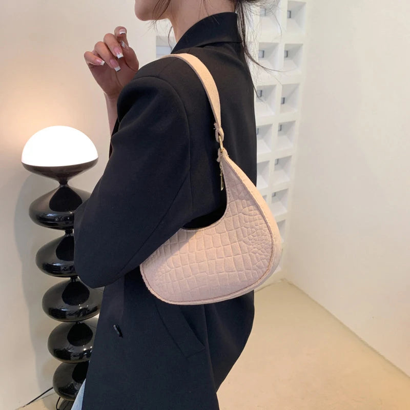 Sac tendance en feutre de haute qualité, au style rétro et élégant. Conçu pour être porté sous le bras ou à l’épaule, il allie simplicité et design moderne.