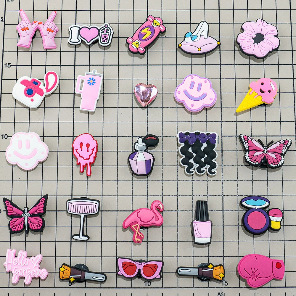 20 / 50 / 100 breloques de chaussures roses aléatoires – Décorations pour chaussures pour femmes, accessoires à clipser pour sabots, sandales et chaussures. Motifs variés, dont flamants roses et thèmes beauté/maquillage