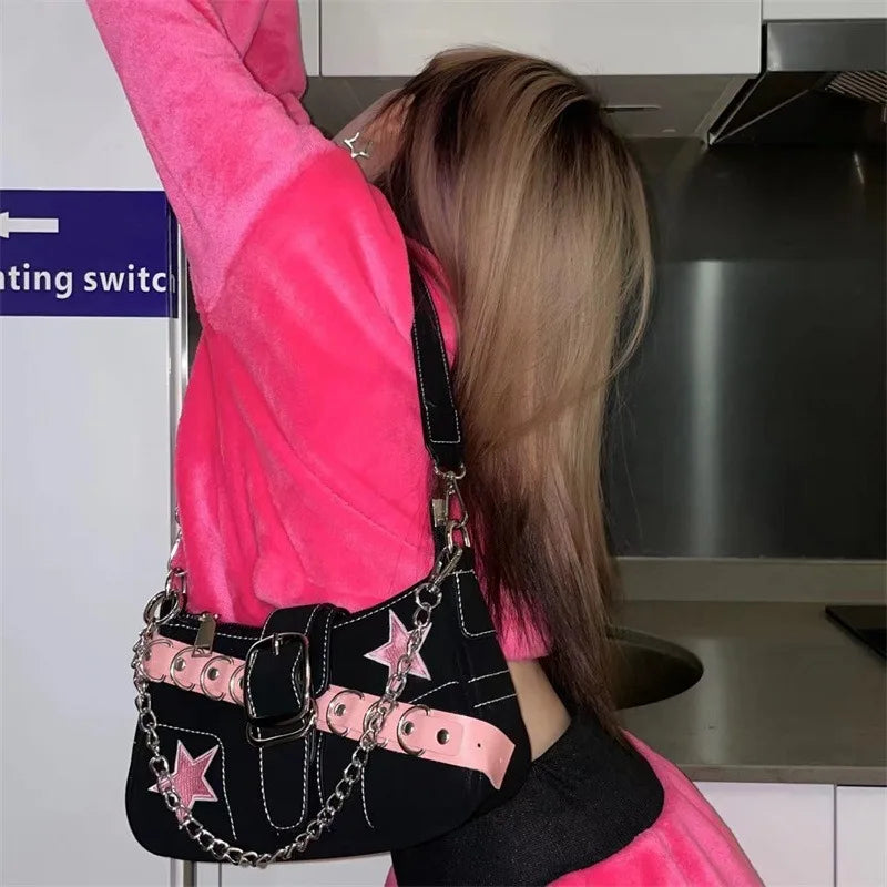 Sac à main femme tendance, en denim avec motif étoiles, style Y2K pour filles branchées. Petit sac porté épaule ou sous le bras en toile (canvas), doté d’une chaîne décorative, idéal comme sac fourre-tout (tote bag) pour un look mode inspiré