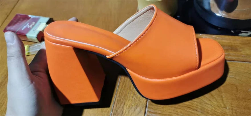 Sandales à plateforme pour femme disponibles en 5 couleurs, chaussons de plage en cuir souple à talon épais, chaussures d’été 2026 à bout carré, escarpins sexy pour femme, parfaits pour les fêtes et les occasions spéciales.
