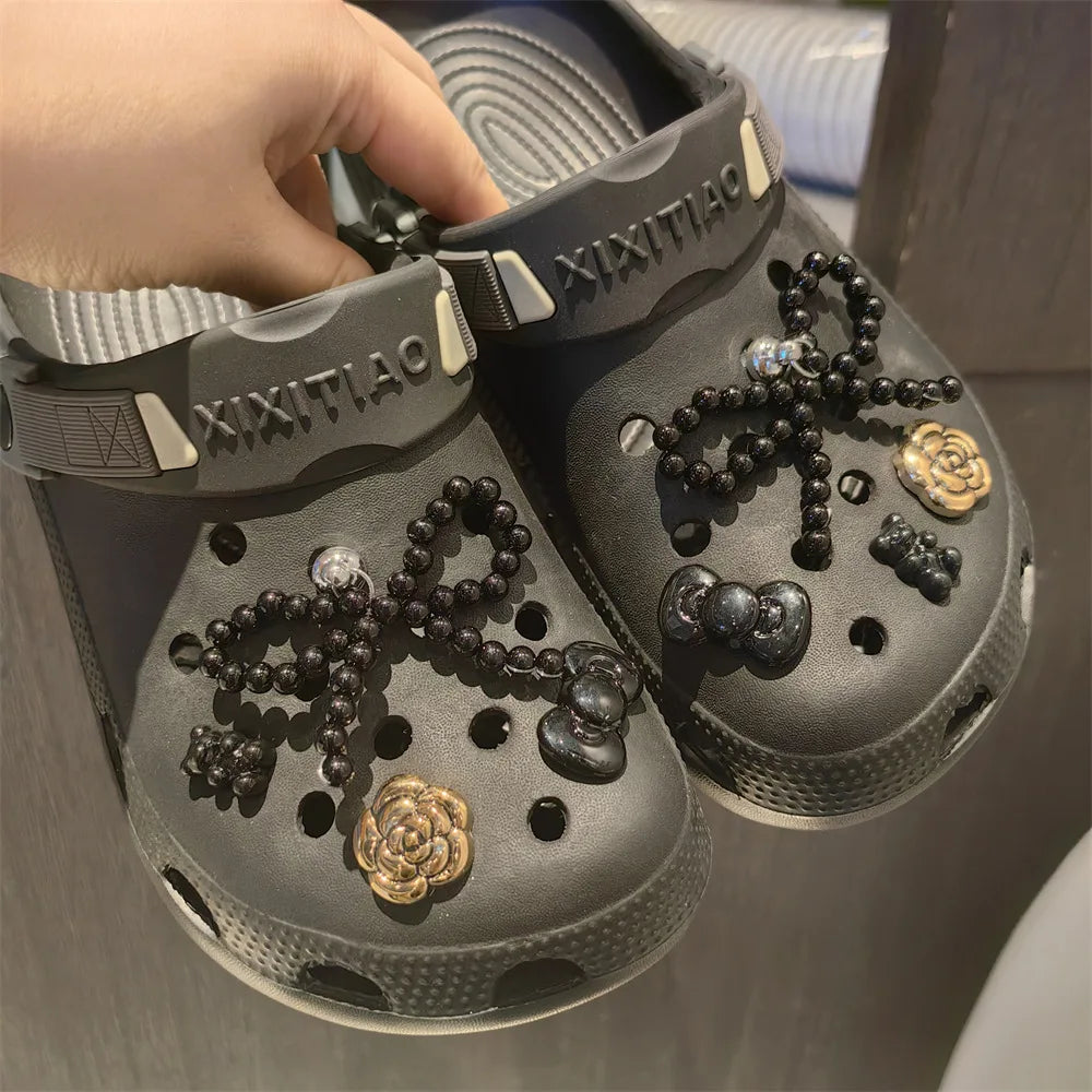 Set de charms de chaussures élégants avec perles et nœud, décorations florales sophistiquées. Accessoires DIY amovibles pour chaussures, ornements de style avancé avec motifs de perles, fleurs, étoiles et éléments cartoon pour personnaliser vos chaussures