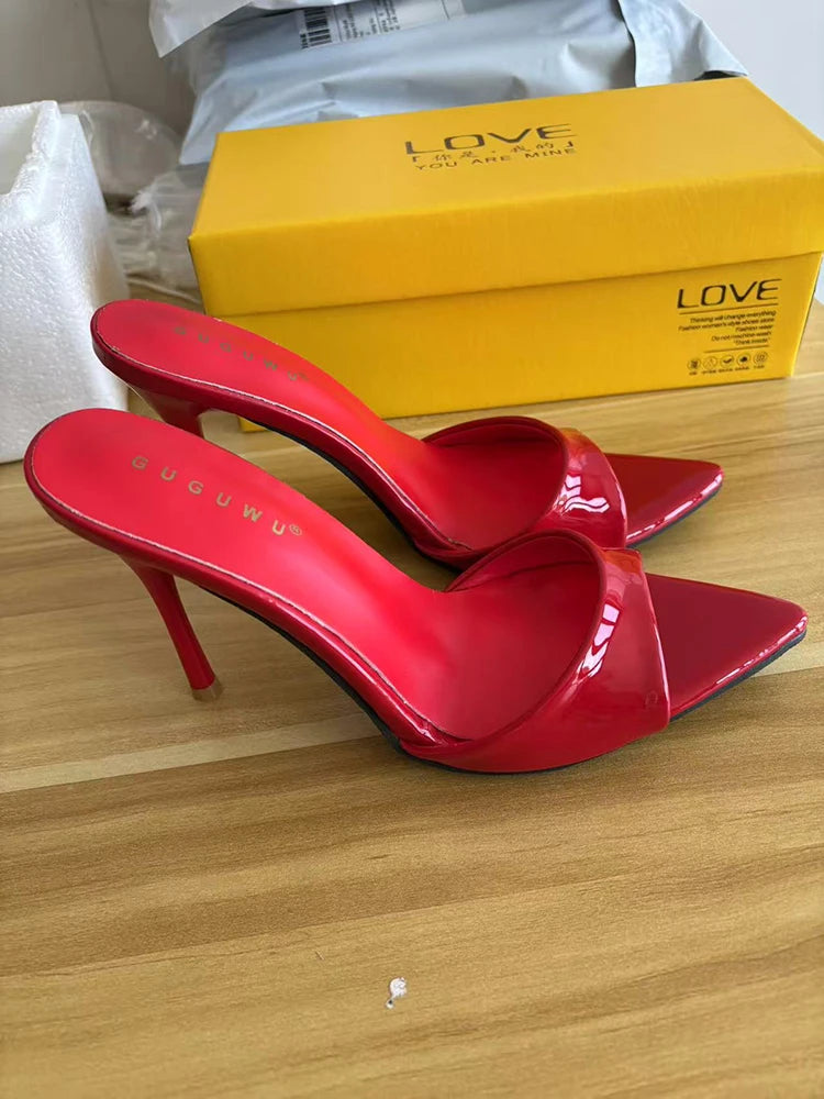 Mules d’été tendance pour femme à talon fin, style nightclub. Chaussures sexy à bout ouvert type peep toe, sandales élégantes à enfiler pour tenue de soirée et fêtes, style habillé pour femme.