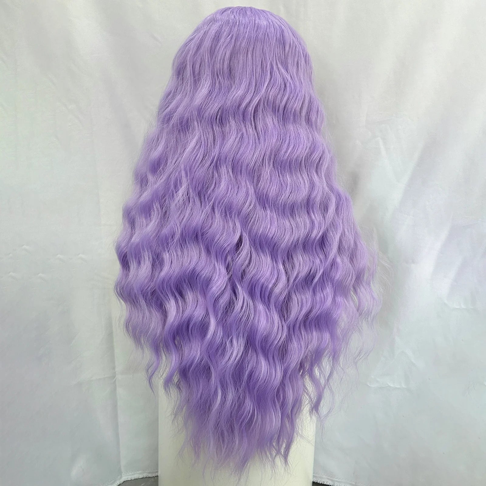 Perruque synthétique longue avec lace frontale 13x4 et raie libre (Free Part). Sa couleur lavande violet clair et ses ondulations naturelles apportent un style original et élégant.