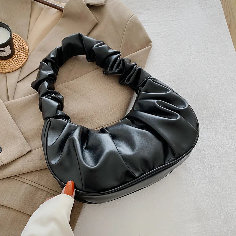 Sac à main élégant au design plissé effet nuage, conçu en cuir PU. Ce modèle moderne et féminin peut être porté à l’épaule ou sous le bras pour un look chic et décontracté.