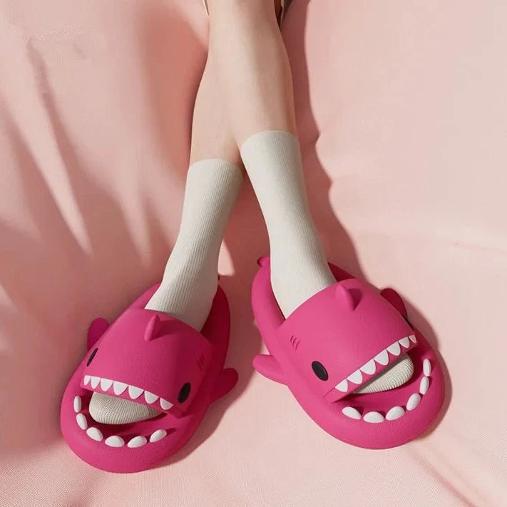 Chaussons à semelle épaisse 4 cm en forme de requin, pour femme et homme. Mules d’intérieur et de salle de bain au design cartoon mignon, chaussures d’été 2024 unisexes, adaptées pour la plage et un usage décontracté.