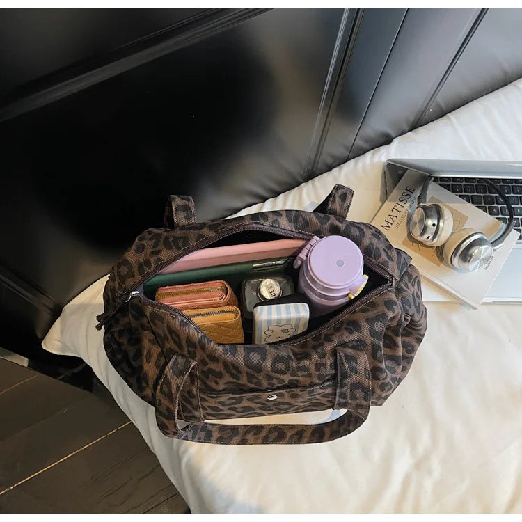 Sac cabas en toile à motif léopard tendance, grande capacité, sac à bandoulière mode avec poignées, idéal pour les trajets quotidiens, sac polyvalent avec texture et rangement.