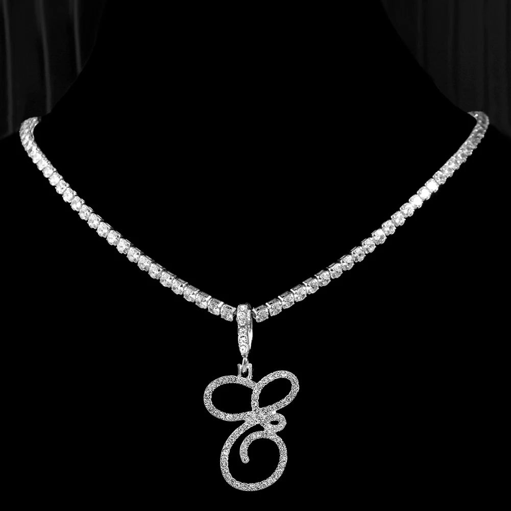 Collier avec lettre initiale en écriture cursive sertie de zircones cubiques (CZ) – Bijou style Hip-Hop couleur or ou argent, pendentif alphabet de A à Z, collier tendance et élégant.