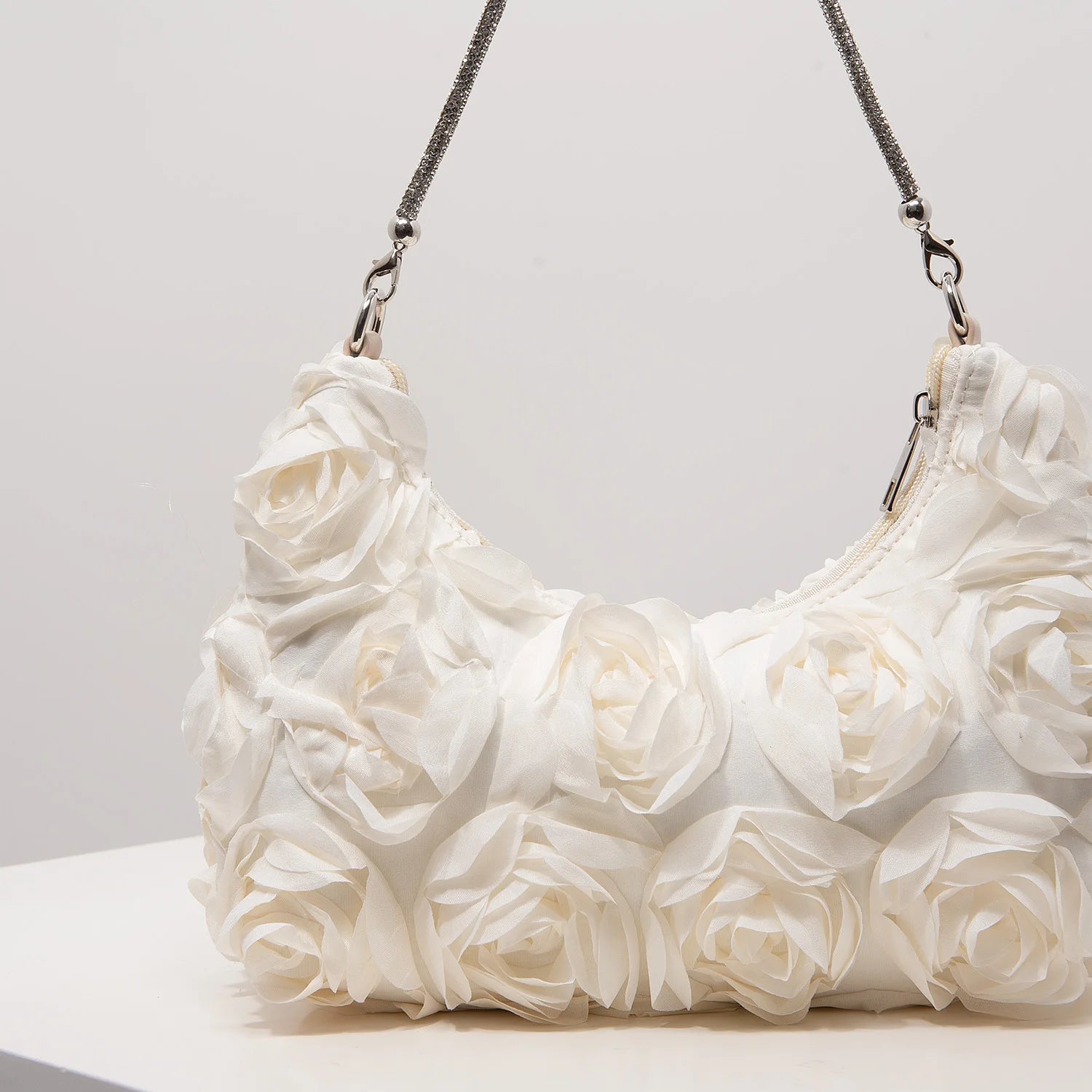 Sac à bandoulière à motif floral, idéal pour les femmes élégantes. Parfait pour les soirées de gala, les fêtes, les bals de fin d’année, les mariages et autres occasions spéciales.