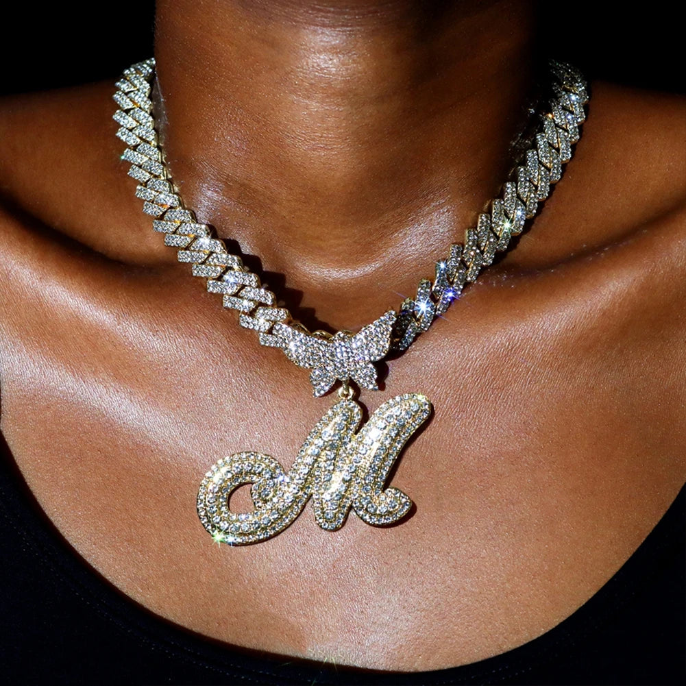 Collier chaîne cubaine 14 mm pour hommes et femmes, avec pendentif papillon en cristal et initiales, lettres cursives style “iced out”, bijou de style rappeur, nouveau bijou de mode.