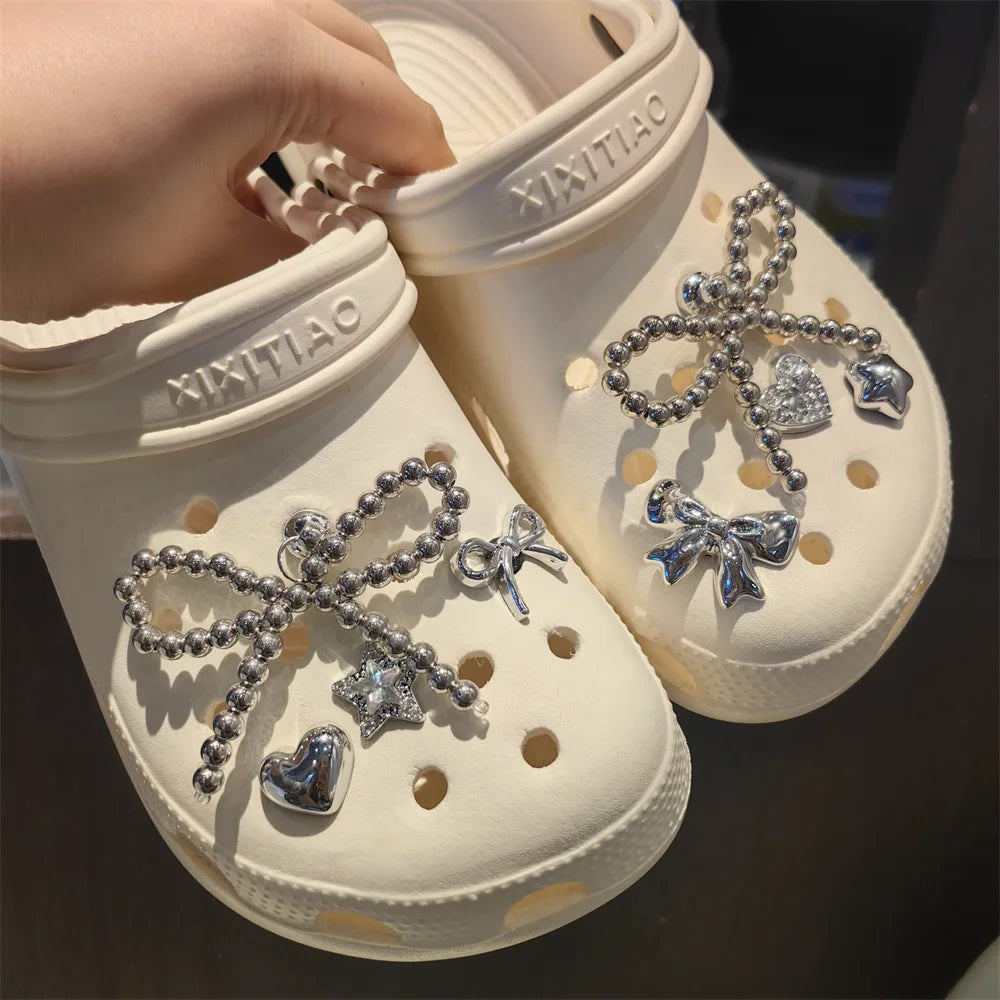 Set de charms de chaussures élégants avec perles et nœud, décorations florales sophistiquées. Accessoires DIY amovibles pour chaussures, ornements de style avancé avec motifs de perles, fleurs, étoiles et éléments cartoon pour personnaliser vos chaussures