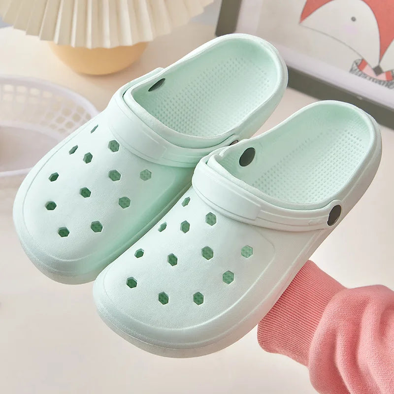 Sabots d’été pour femme, style DIY avec décoration ours et perles. Mules de plage tendance à trous (cave shoes), chaussures plates décontractées pour jardin et usage quotidien, vendues avec emballage individuel.