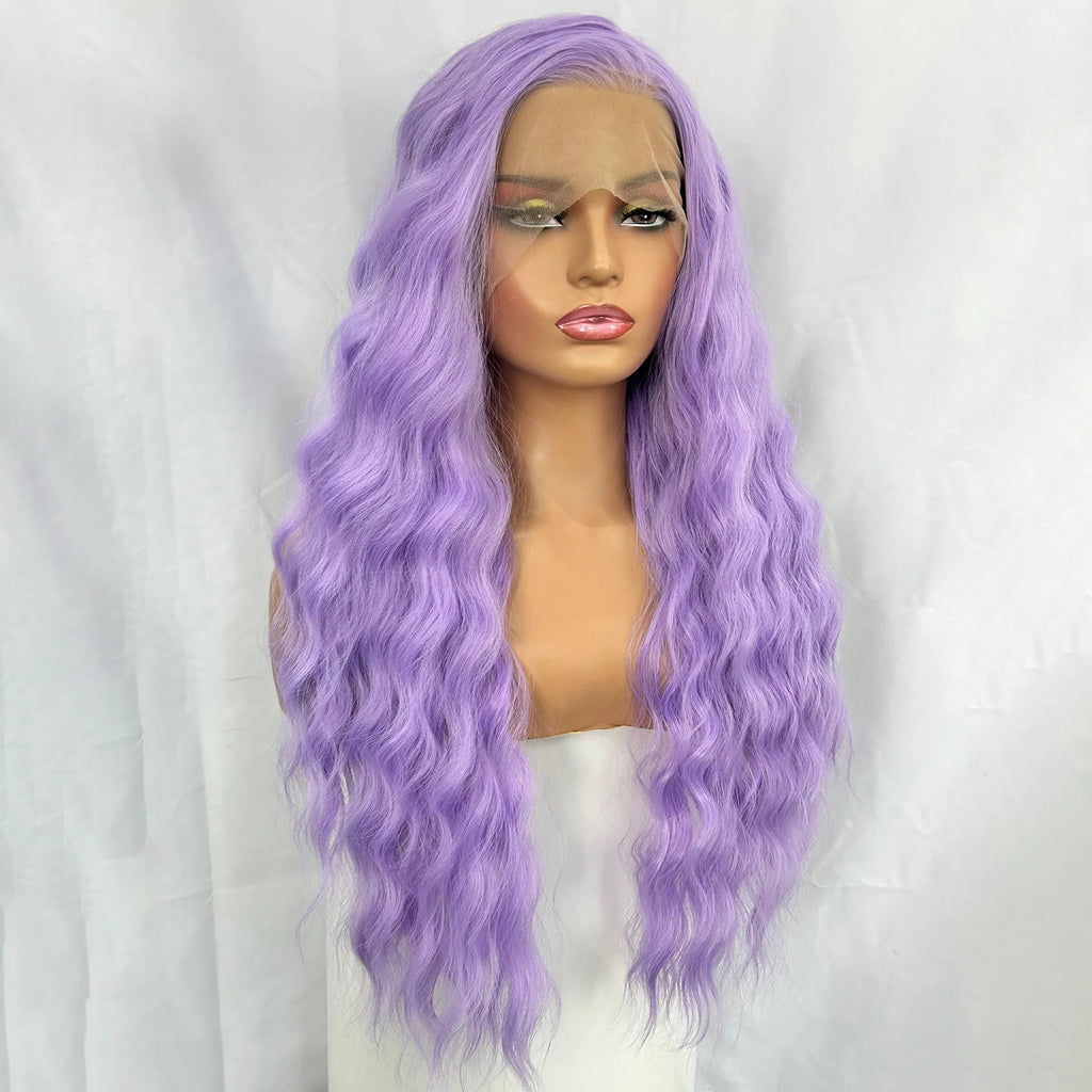 Perruque synthétique longue avec lace frontale 13x4 et raie libre (Free Part). Sa couleur lavande violet clair et ses ondulations naturelles apportent un style original et élégant.