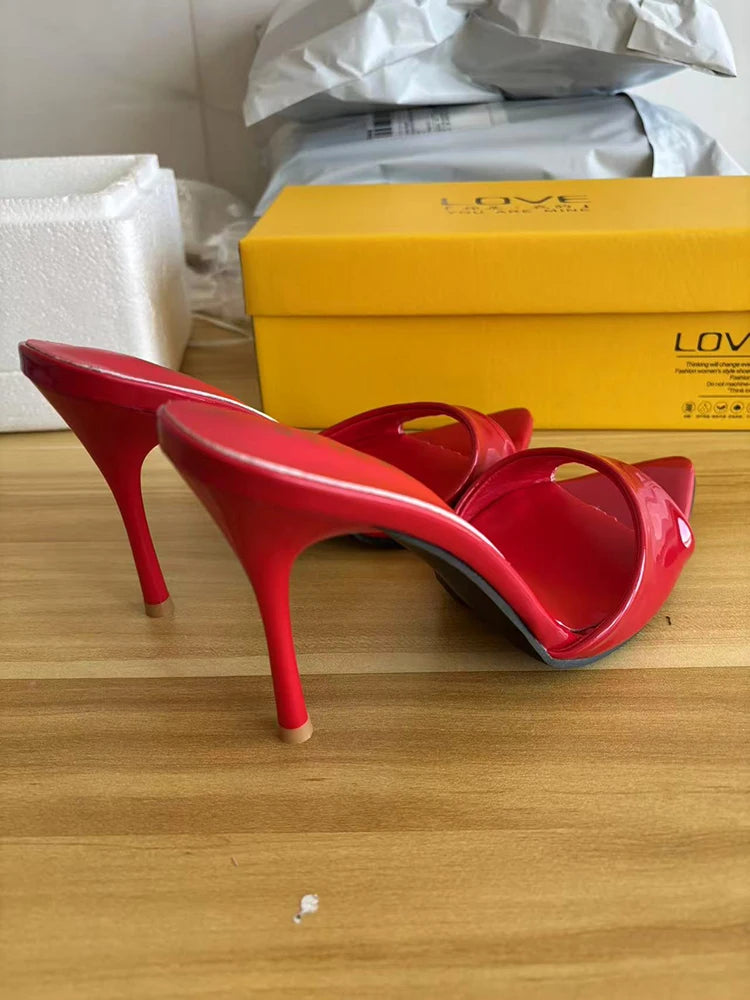 Mules d’été tendance pour femme à talon fin, style nightclub. Chaussures sexy à bout ouvert type peep toe, sandales élégantes à enfiler pour tenue de soirée et fêtes, style habillé pour femme.