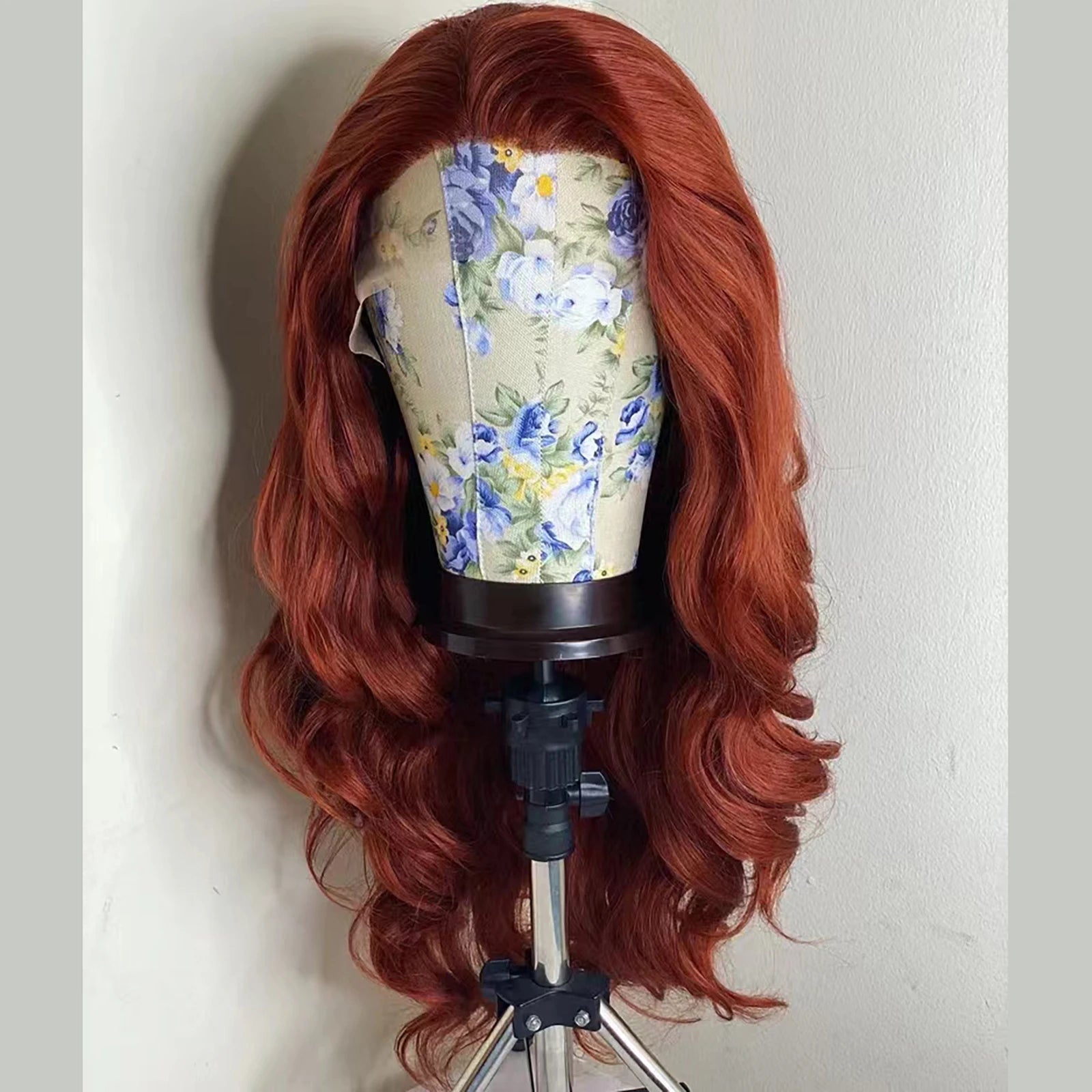 Perruque synthétique à ondulations souples (Body Wave) avec lace frontale, sans colle (glueless). Coloration brun roux cuivré (Auburn/Copper Red) pour un effet naturel et lumineux.