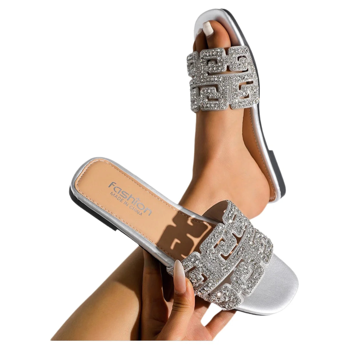 Sandales d’été 2026 pour femme à semelle plate, avec motif géométrique et décorations en diamant. Chaussures de plage polyvalentes et décontractées à enfiler, au style tendance et moderne pour femme.