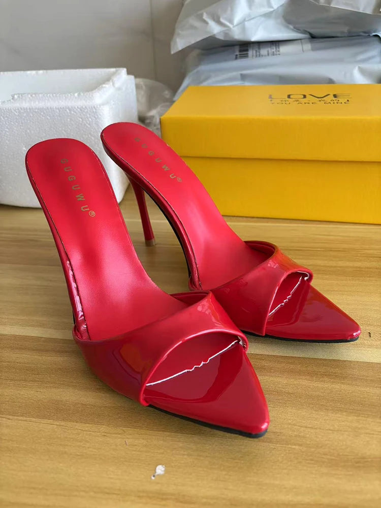 Mules d’été tendance pour femme à talon fin, style nightclub. Chaussures sexy à bout ouvert type peep toe, sandales élégantes à enfiler pour tenue de soirée et fêtes, style habillé pour femme.