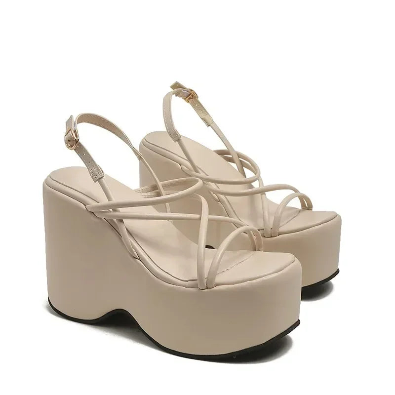 Sandales sexy à plateforme pour femme au design tendance, chaussures style punk à talons compensés hauts, confortables et décontractées pour femme, sandales de créateur 2025.