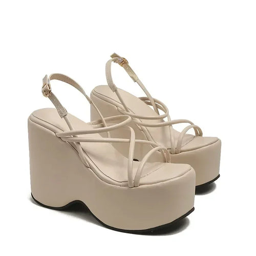 Sandales sexy à plateforme pour femme au design tendance, chaussures style punk à talons compensés hauts, confortables et décontractées pour femme, sandales de créateur 2025.