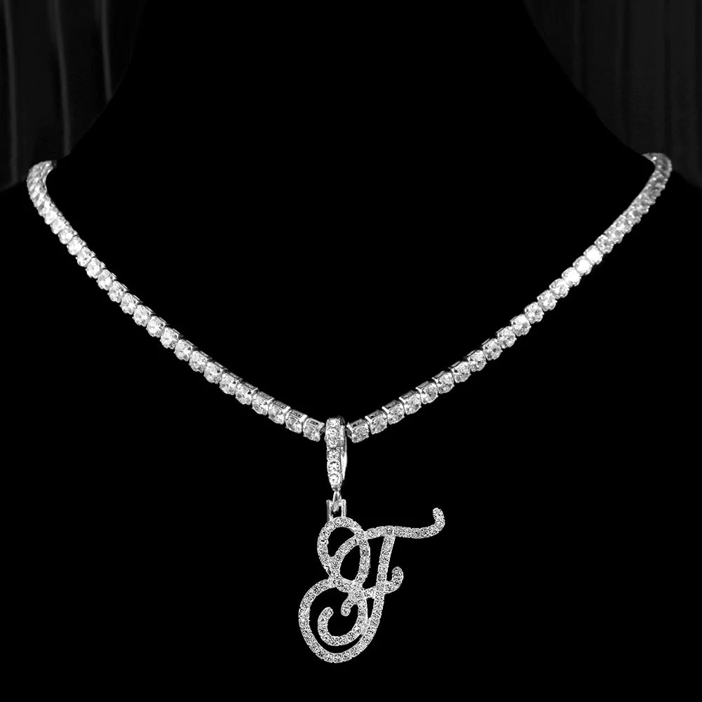 Collier avec lettre initiale en écriture cursive sertie de zircones cubiques (CZ) – Bijou style Hip-Hop couleur or ou argent, pendentif alphabet de A à Z, collier tendance et élégant.