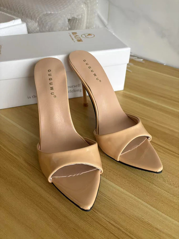 Mules d’été tendance pour femme à talon fin, style nightclub. Chaussures sexy à bout ouvert type peep toe, sandales élégantes à enfiler pour tenue de soirée et fêtes, style habillé pour femme.