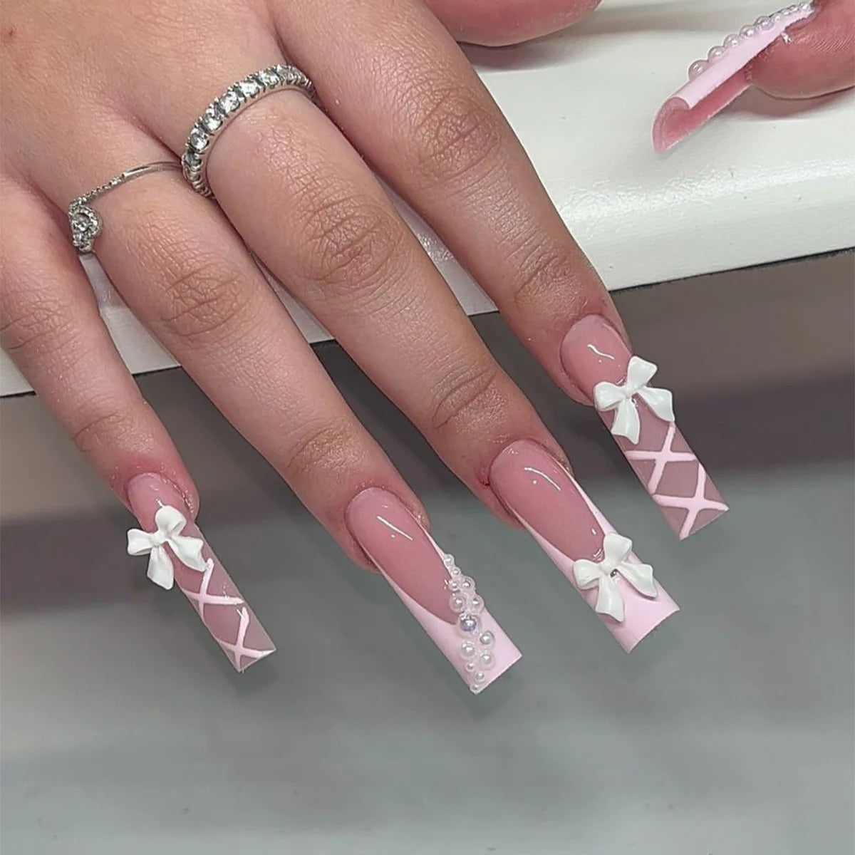24 pièces – faux ongles longs carrés style français, design cœur 3D, ongles press-on avec strass, motif décoratif, faux ongles portables pour nail art