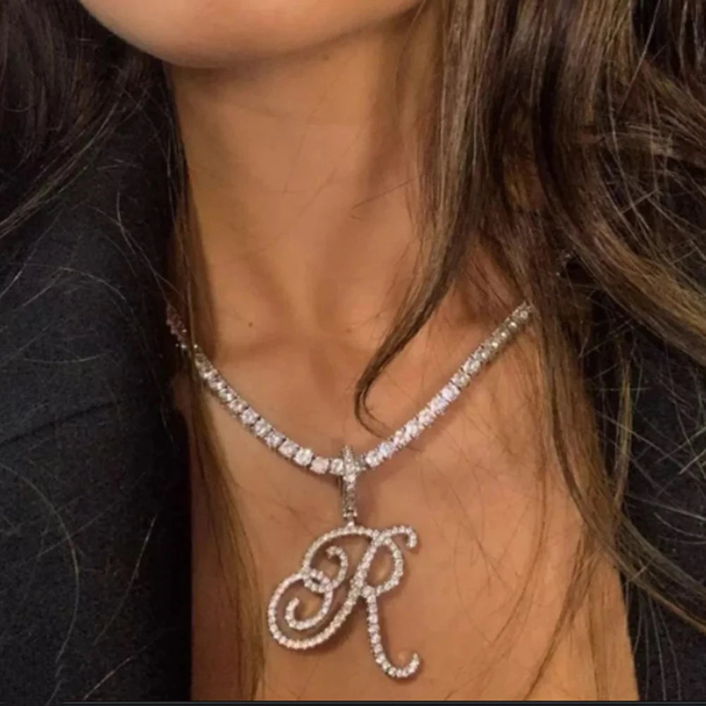 Collier avec lettre initiale en écriture cursive sertie de zircones cubiques (CZ) – Bijou style Hip-Hop couleur or ou argent, pendentif alphabet de A à Z, collier tendance et élégant.