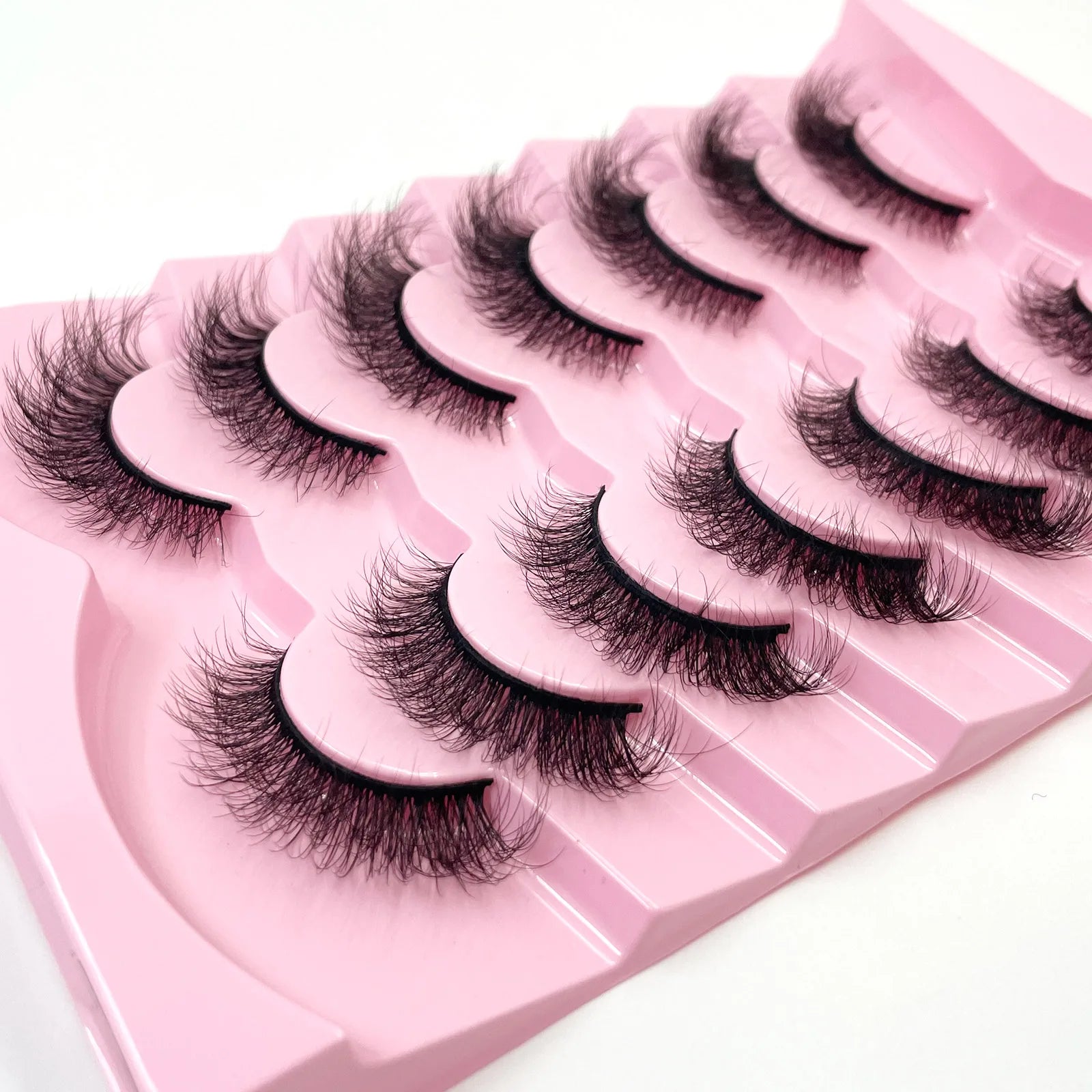 Nouveau lot de 7 paires de faux cils épais effet vison 3D.
Faux cils courts et spectaculaires au rendu réaliste, parfaits pour un regard intense et glamour.
