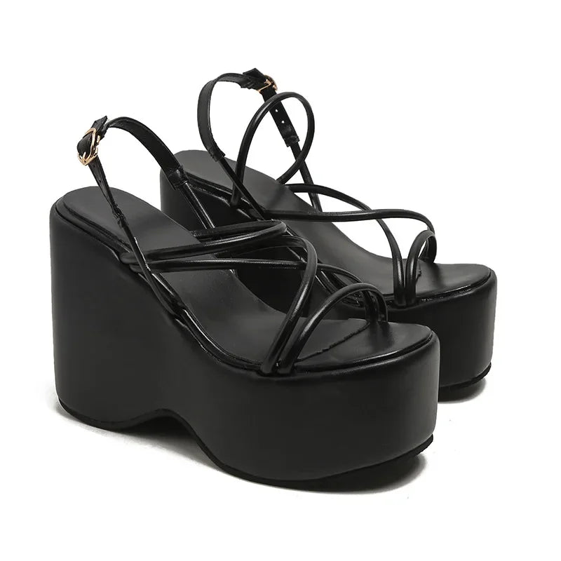 Sandales sexy à plateforme pour femme au design tendance, chaussures style punk à talons compensés hauts, confortables et décontractées pour femme, sandales de créateur 2025.