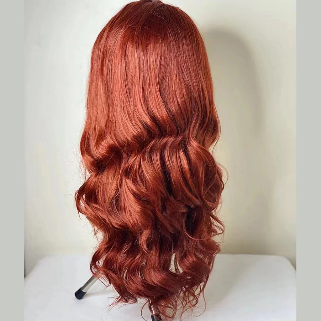 Perruque synthétique à ondulations souples (Body Wave) avec lace frontale, sans colle (glueless). Coloration brun roux cuivré (Auburn/Copper Red) pour un effet naturel et lumineux.