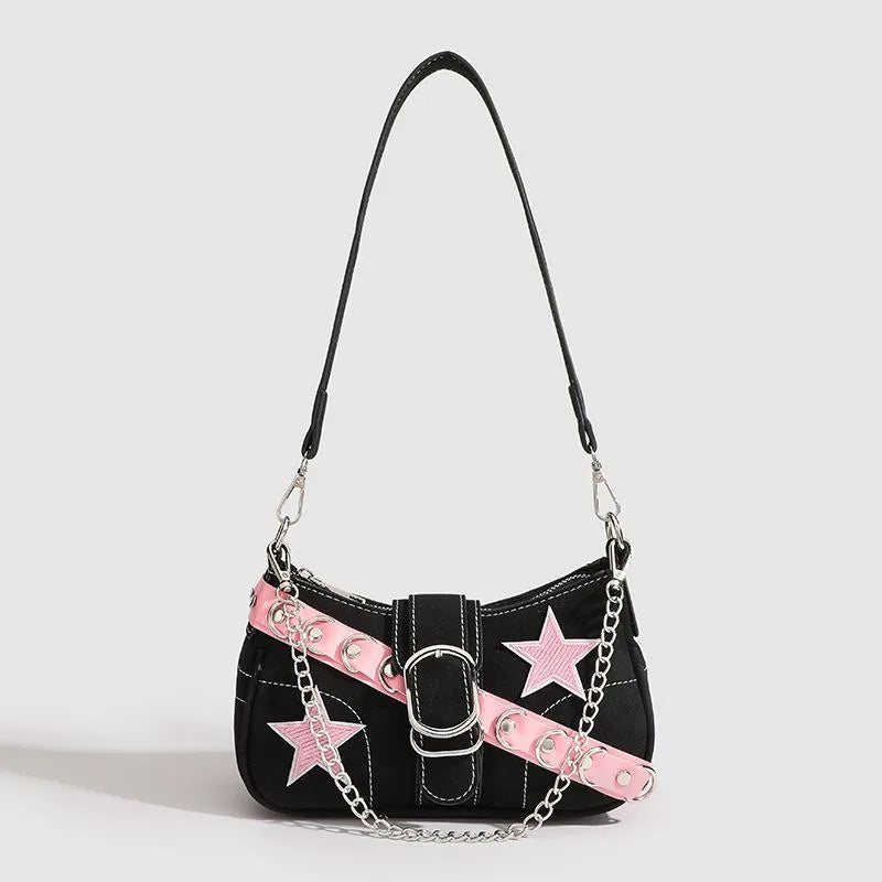 Sac à main femme tendance, en denim avec motif étoiles, style Y2K pour filles branchées. Petit sac porté épaule ou sous le bras en toile (canvas), doté d’une chaîne décorative, idéal comme sac fourre-tout (tote bag) pour un look mode inspiré